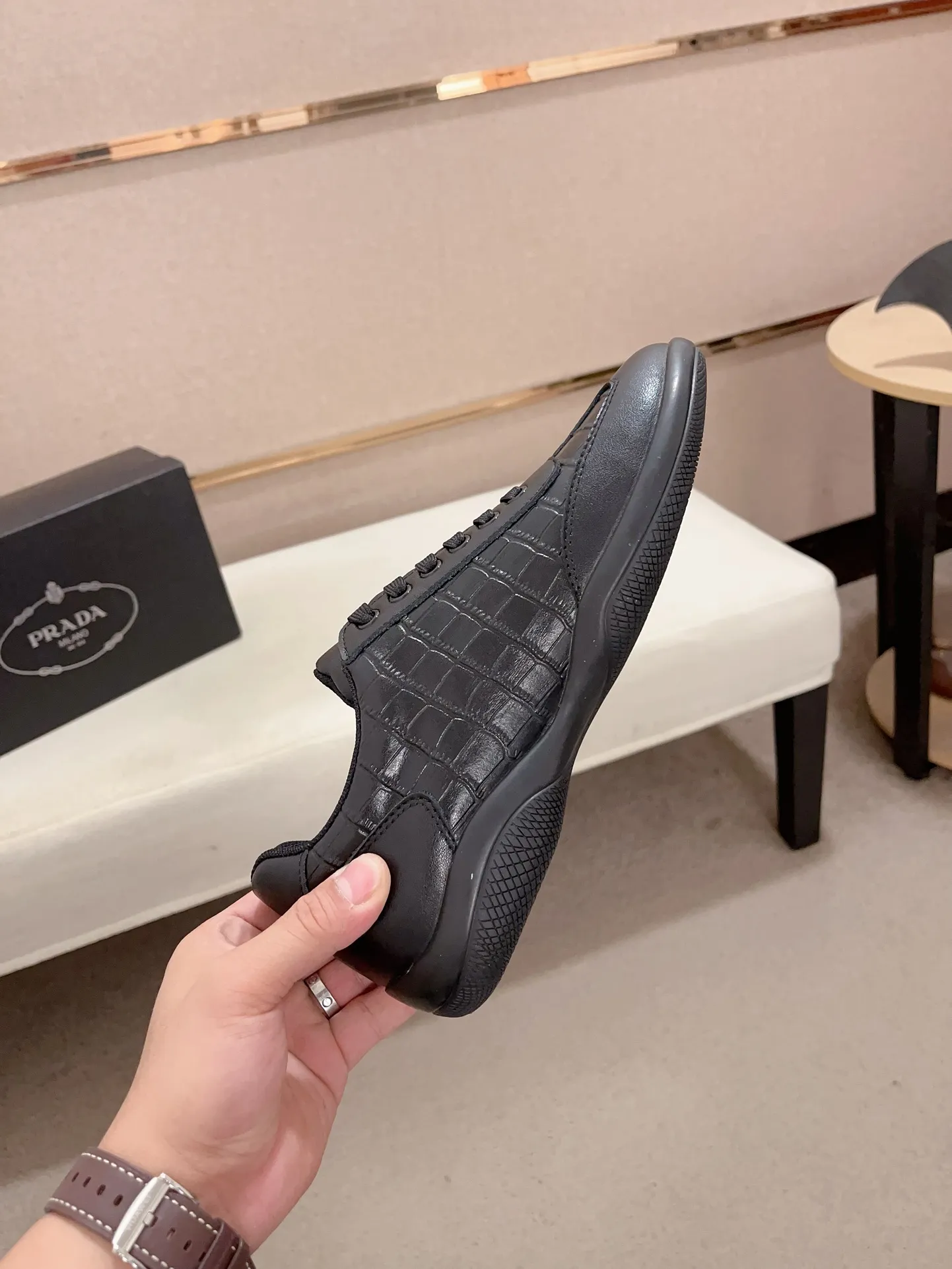Factory price 420💰 ✔️✔️✔️The new PRADA (Prada) counters are launched simultaneously. The new men's shoes and 😘fabrics are made of selected first-layer cowhide ➕ breathable mesh technology. Lining: Full sheepskin lining. 👍🏿 High-end ☄️ air-cushion molded anti-slip rubber outsole, exquisite lines, simple and elegant, comfortable and high-end for leisure travel. Code number: 38 to 44 (45 can be customized)